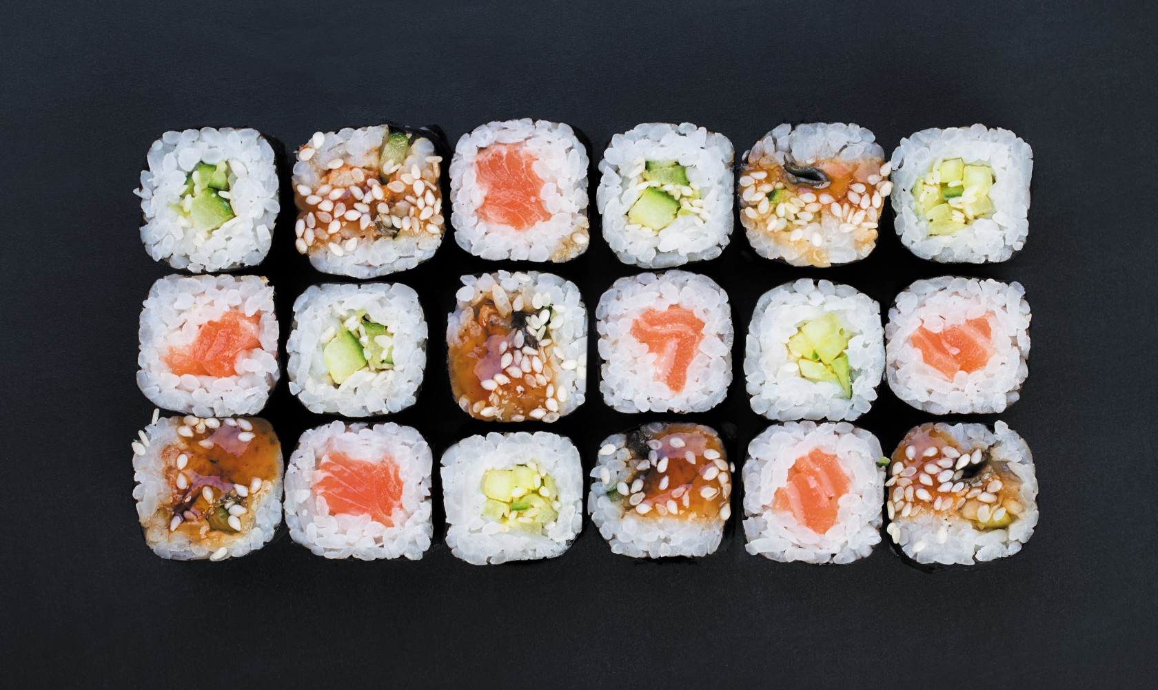 Sushi Avec Des Boulettes De Riz Grillé De Crevettes Sur Un Coussin